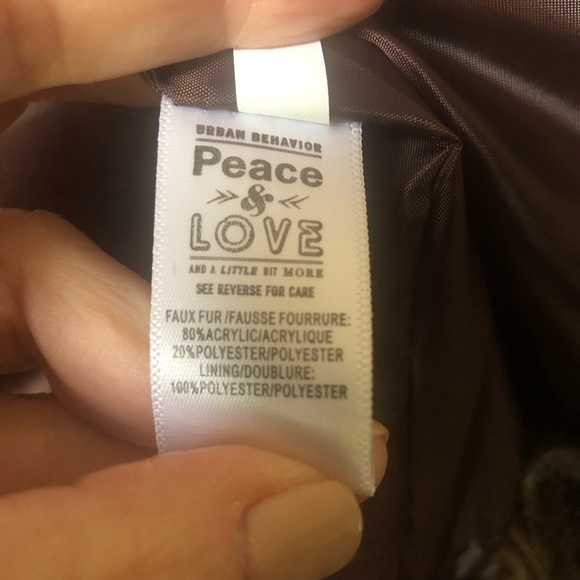 Urban Behavior 2-Pocket Shaggy Faux Fur Vest - Picture 4 of 6